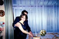 La dcoupe du gateau de mariage, avec Vincent dans le rle de l'homme invisible